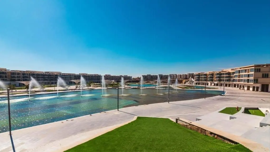 Luxurious Apartment Overlooking Lakes in Prime Location