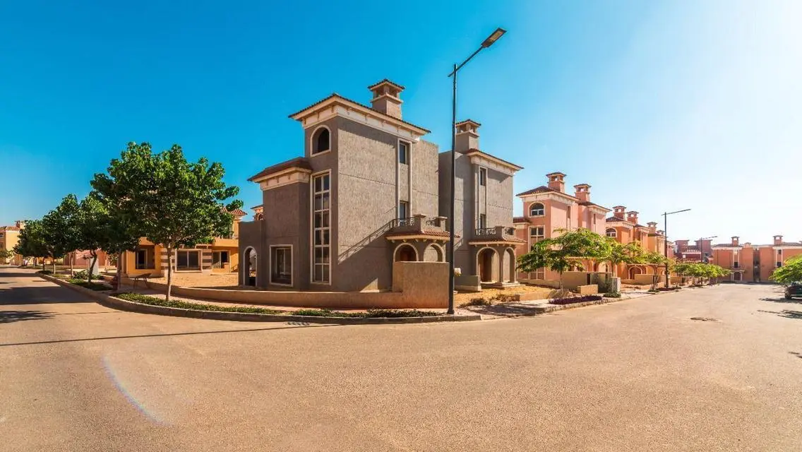 Luxurious Apartment Overlooking Lakes in Prime Location