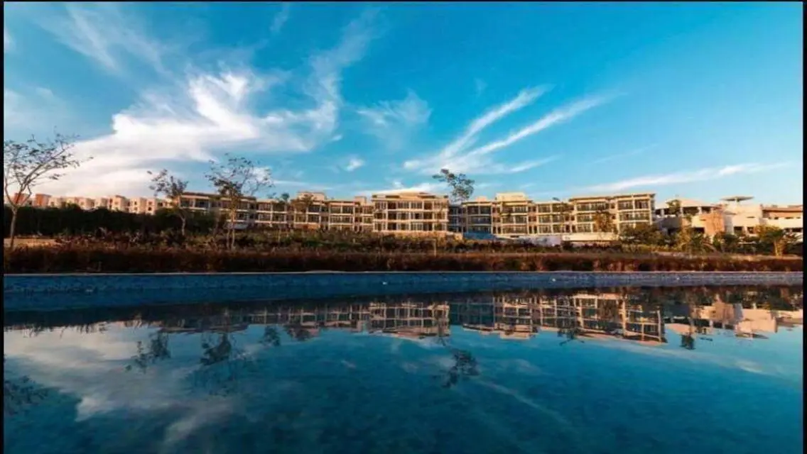Luxurious Apartment Overlooking Lakes in Prime Location