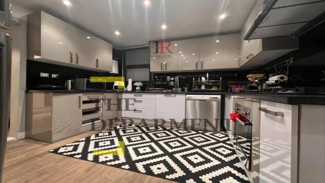 Stunning Apartment in Eastown Spanning 245 Square Meters