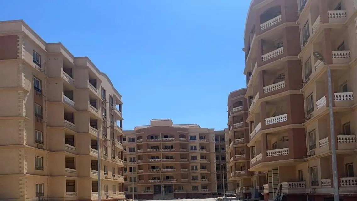 منزل فاخر بـ 3 غرف وغرفة خادمة في موقع مميز