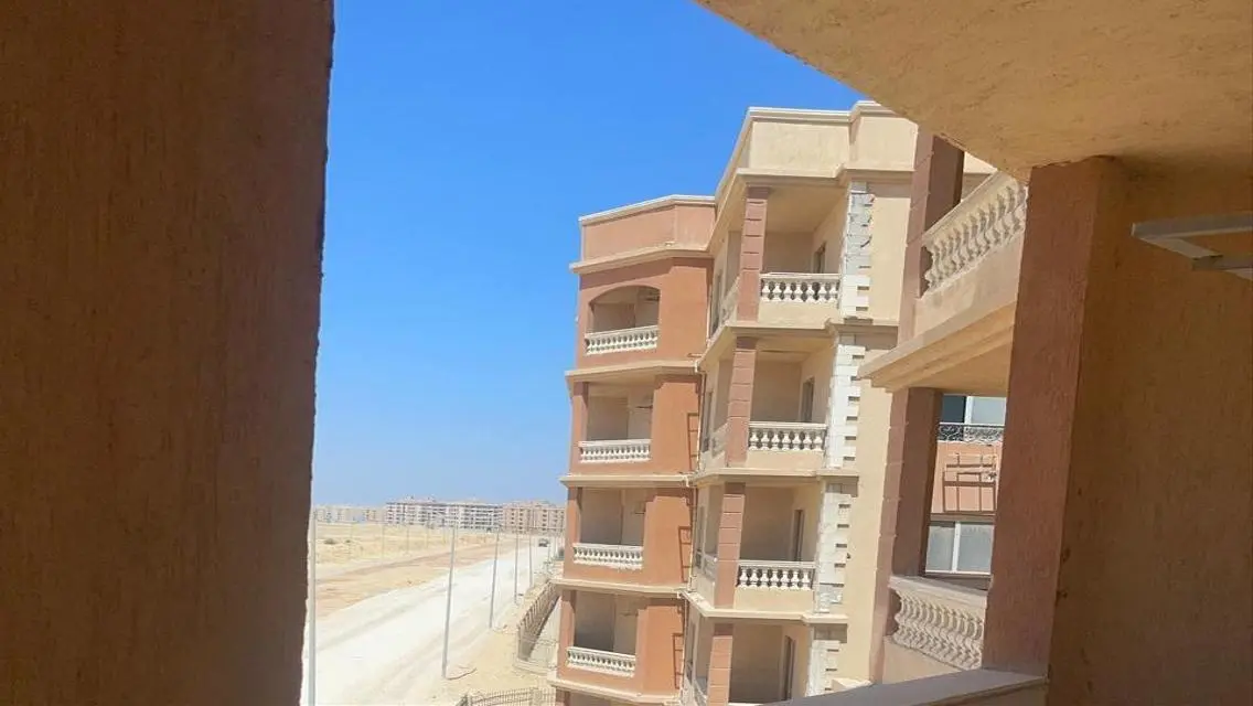 منزل فاخر بـ 3 غرف وغرفة خادمة في موقع مميز