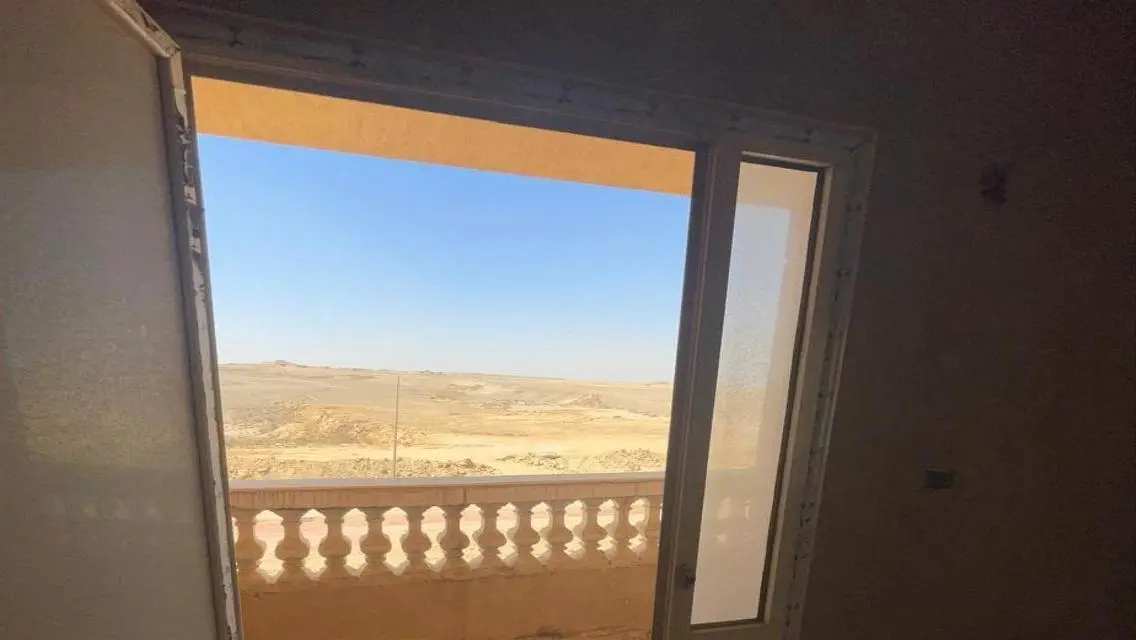 منزل فاخر بـ 3 غرف وغرفة خادمة في موقع مميز