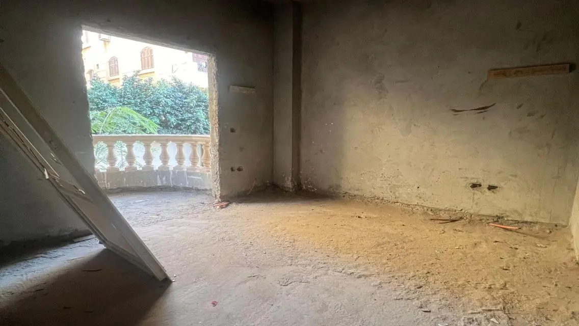 شقة مطلة على معلم رئيسي للبيع