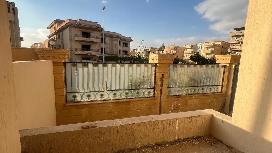 شقة مطلة على معلم رئيسي للبيع