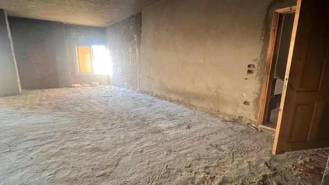 شقة مطلة على معلم رئيسي للبيع