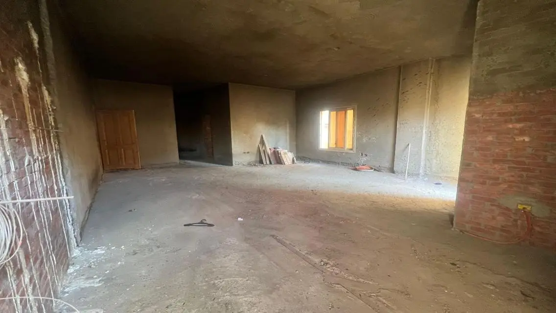 شقة مطلة على معلم رئيسي للبيع