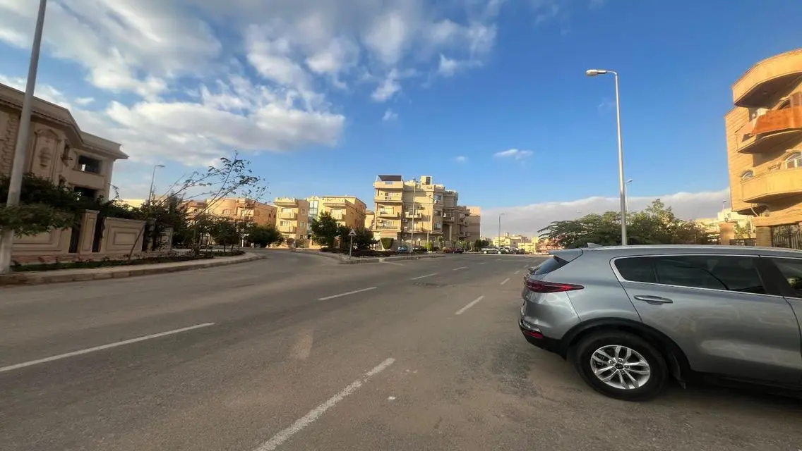 شقة مطلة على معلم رئيسي للبيع