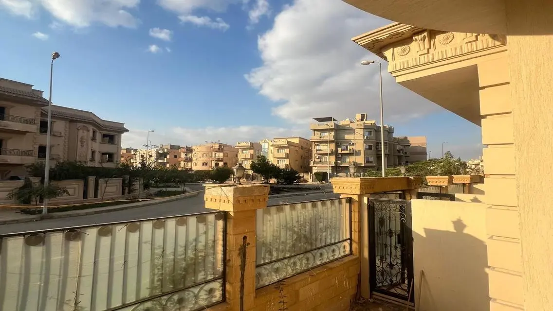 شقة مطلة على معلم رئيسي للبيع