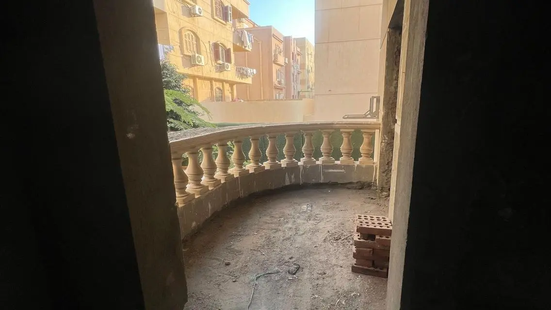 شقة مطلة على معلم رئيسي للبيع