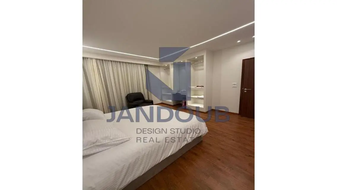 Stunning Apartment with Balcony Overlooking Main Landmark