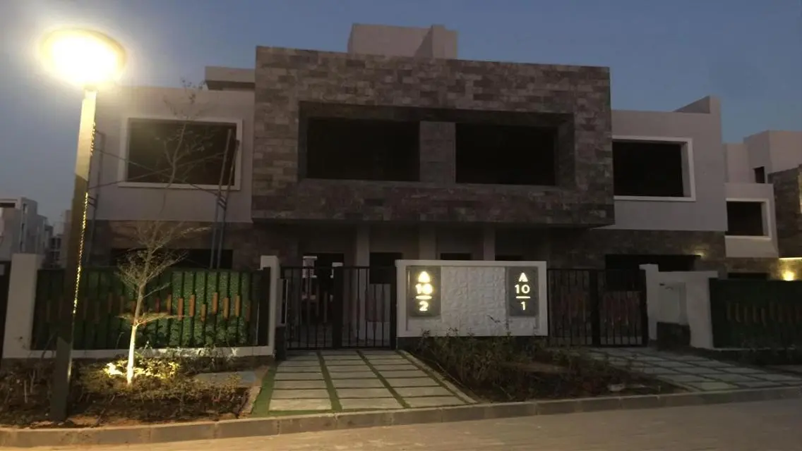 فيلا فاخرة مطلة على بحيرات بإطلالة رائعة في سن كابيتال