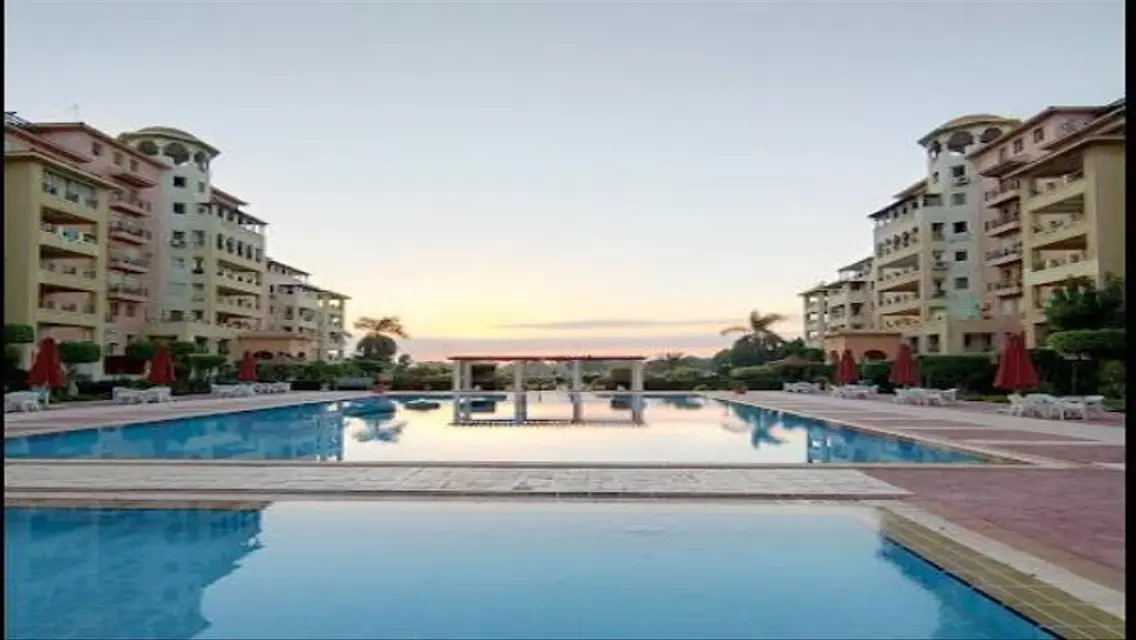 Luxury Apartment with Stunning View of Landmark