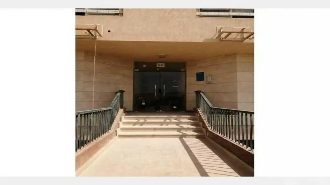شقة مميزة 240 متر للبيع مع شرفة ومسبح مشترك