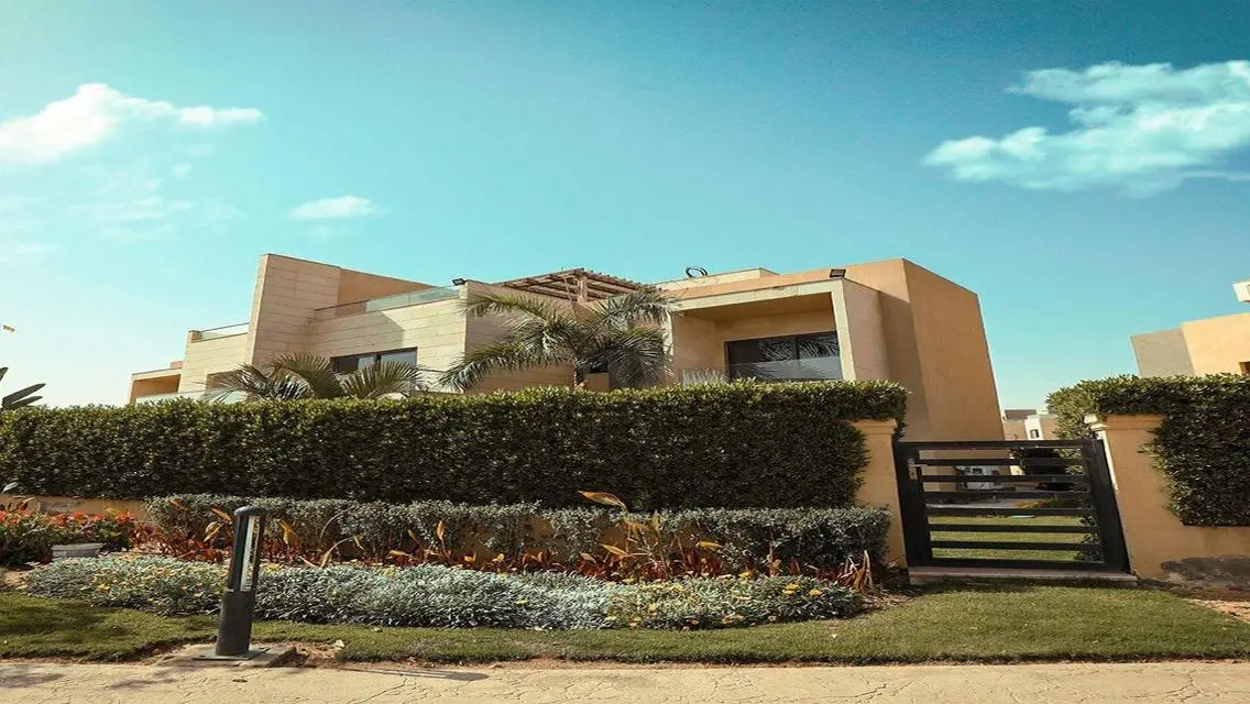 Luxury Apartment Overlooking the Lake with Amazing Amenities
