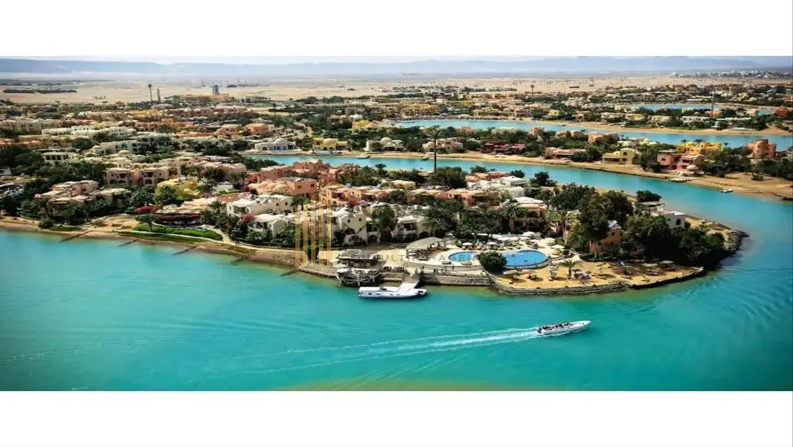 فيلا فاخرة بمساحة واسعة للبيع