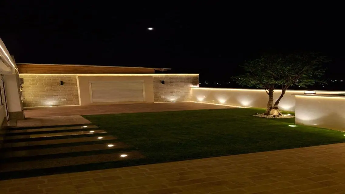 Luxury Villa Overlooking the Lake with Full Amenities