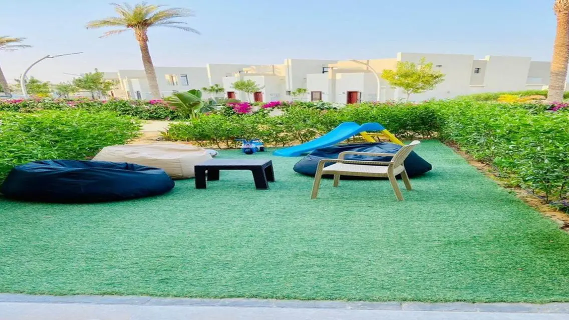 عقار رائع مع حارس أمن وواجهة على معلم رئيسي