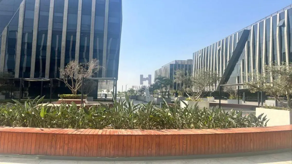 فرصة استثمارية مميزة بمساحة واسعة