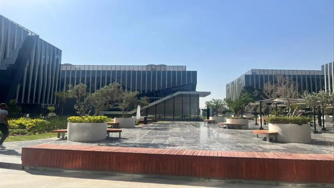 فرصة استثمارية مميزة بمساحة واسعة