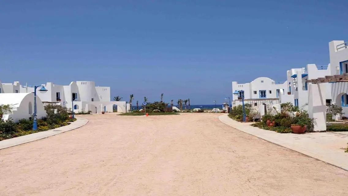 Luxurious Apartment with Spacious Layout Overlooking the Lakes