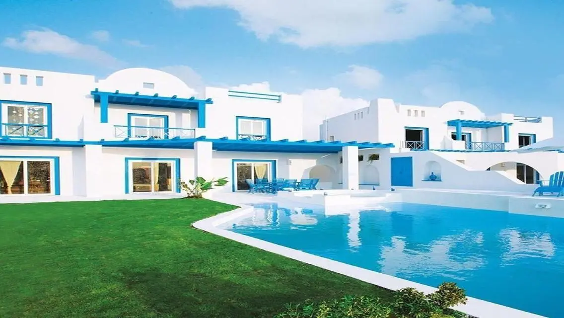 Luxurious Apartment with Spacious Layout Overlooking the Lakes