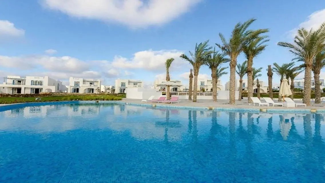 Luxurious Apartment with Spacious Layout Overlooking the Lakes