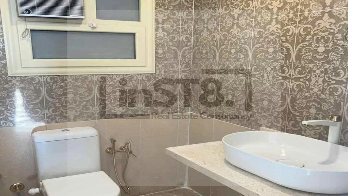 شقة فاخرة بتصميم استثنائي للبيع بمساحة واسعة
