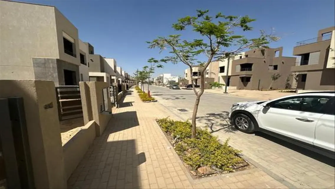 Luxury Mansion with Spacious Living Area in the City Center