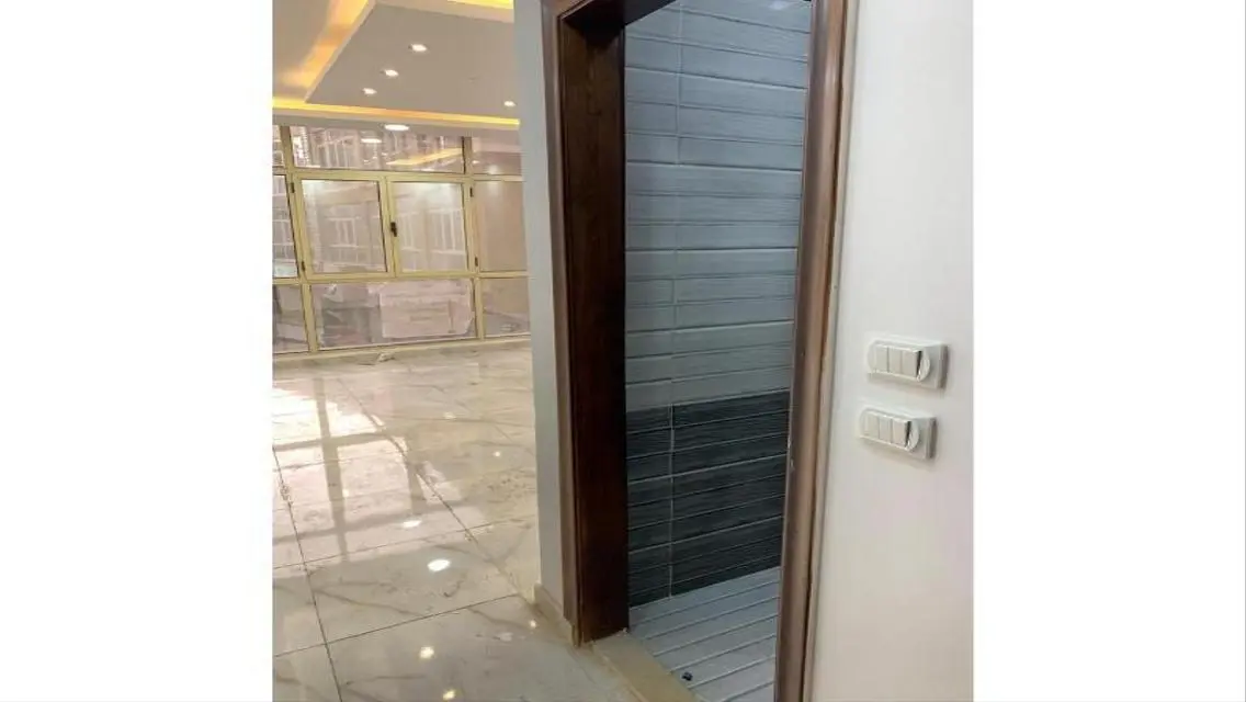 شقة فاخرة للإيجار بمساحة واسعة