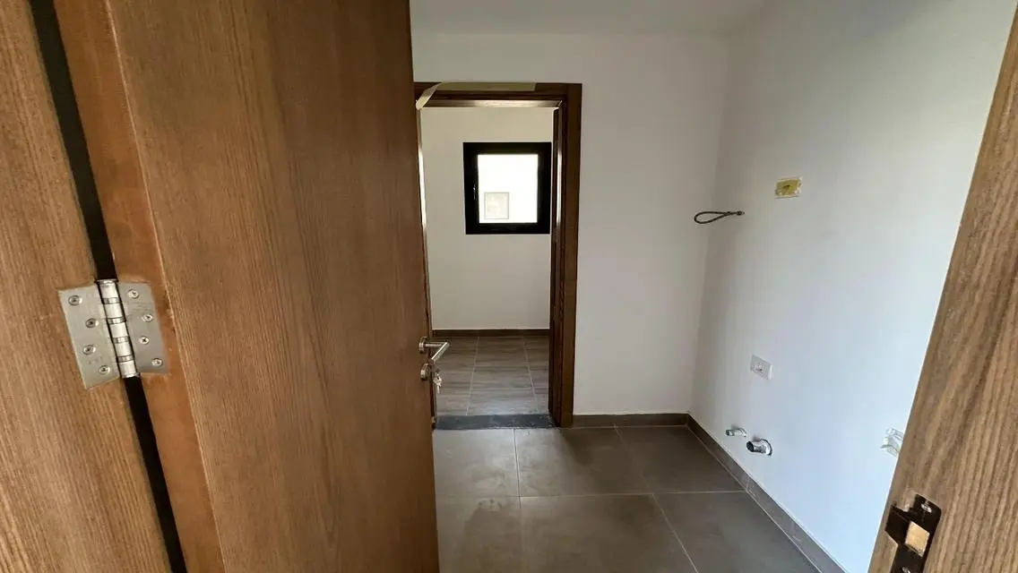 شقة فاخرة مع حديقة خاصة وغرفة خادمة