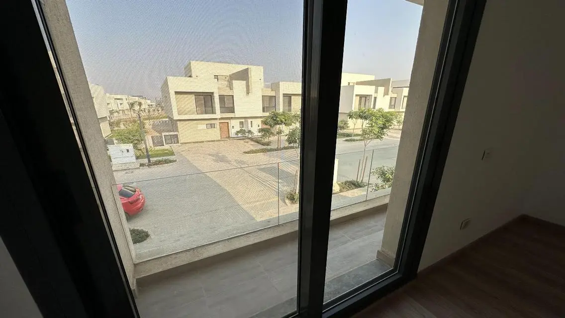 شقة فاخرة مع حديقة خاصة وغرفة خادمة