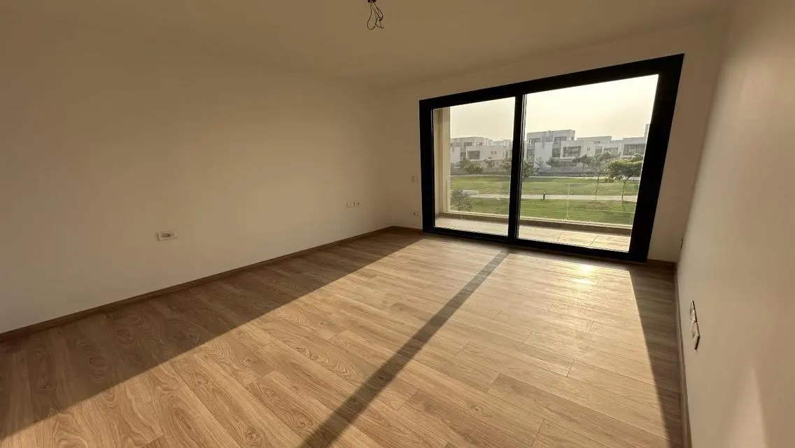 شقة فاخرة مع حديقة خاصة وغرفة خادمة