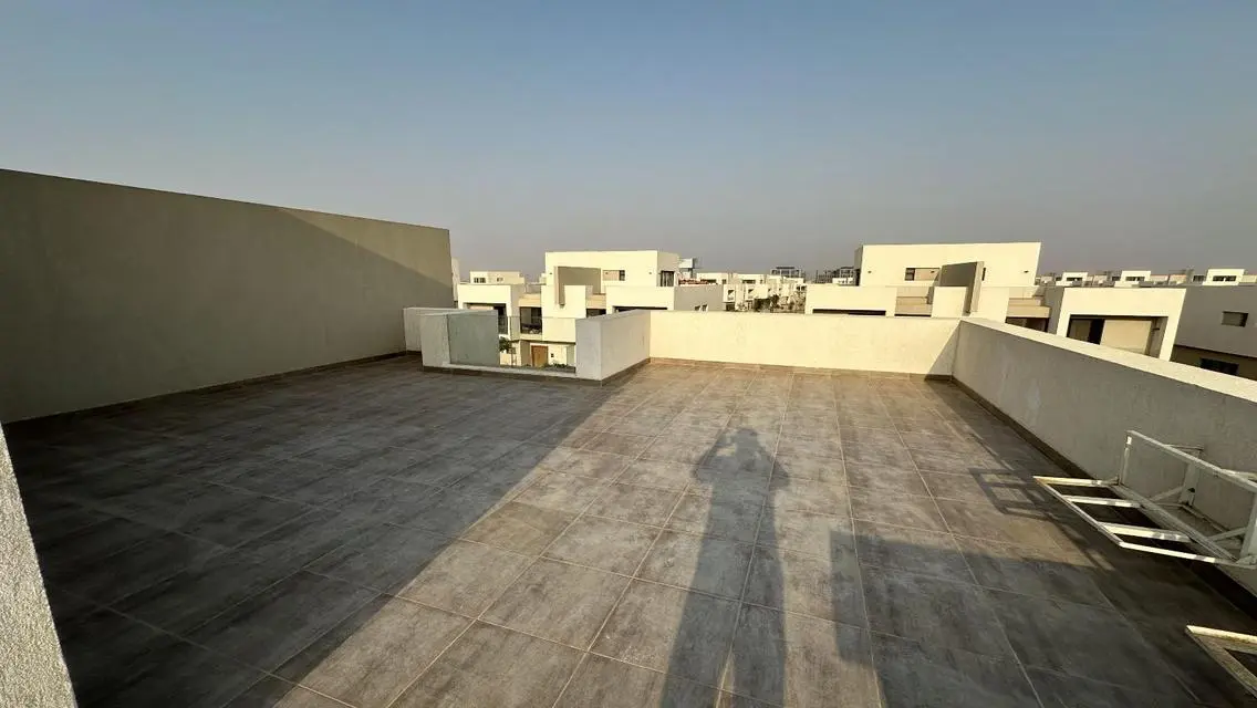شقة فاخرة مع حديقة خاصة وغرفة خادمة
