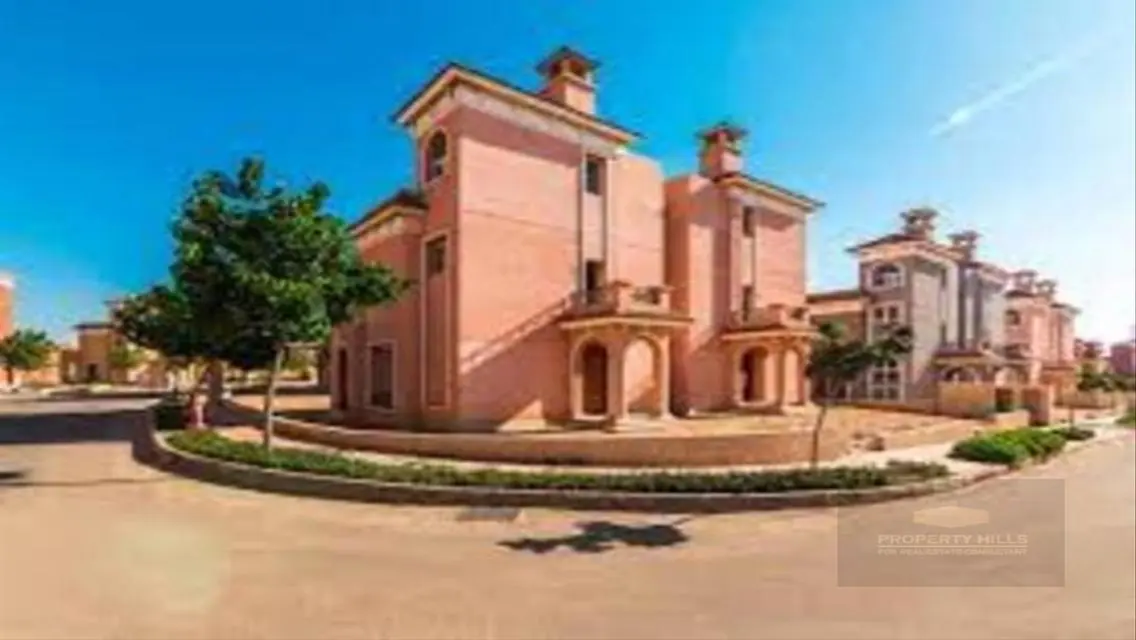 Luxurious Villa with Spacious Layout and Shared Pool