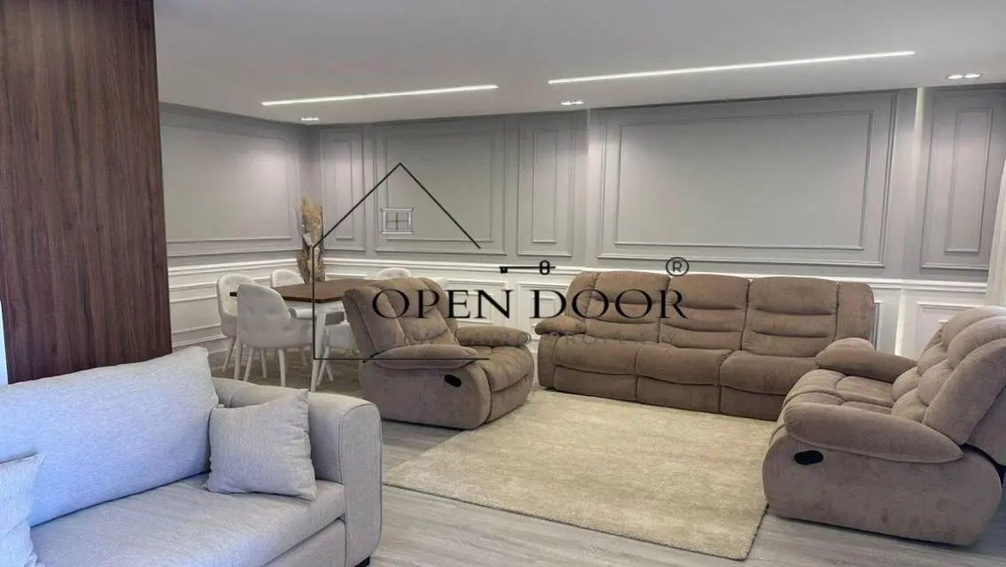 شقة فاخرة بتصميم عصري للإيجار بسعر 65000