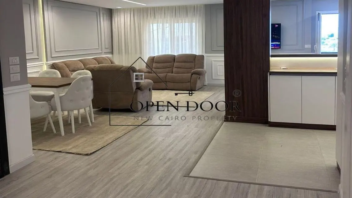 شقة فاخرة بتصميم عصري للإيجار بسعر 65000