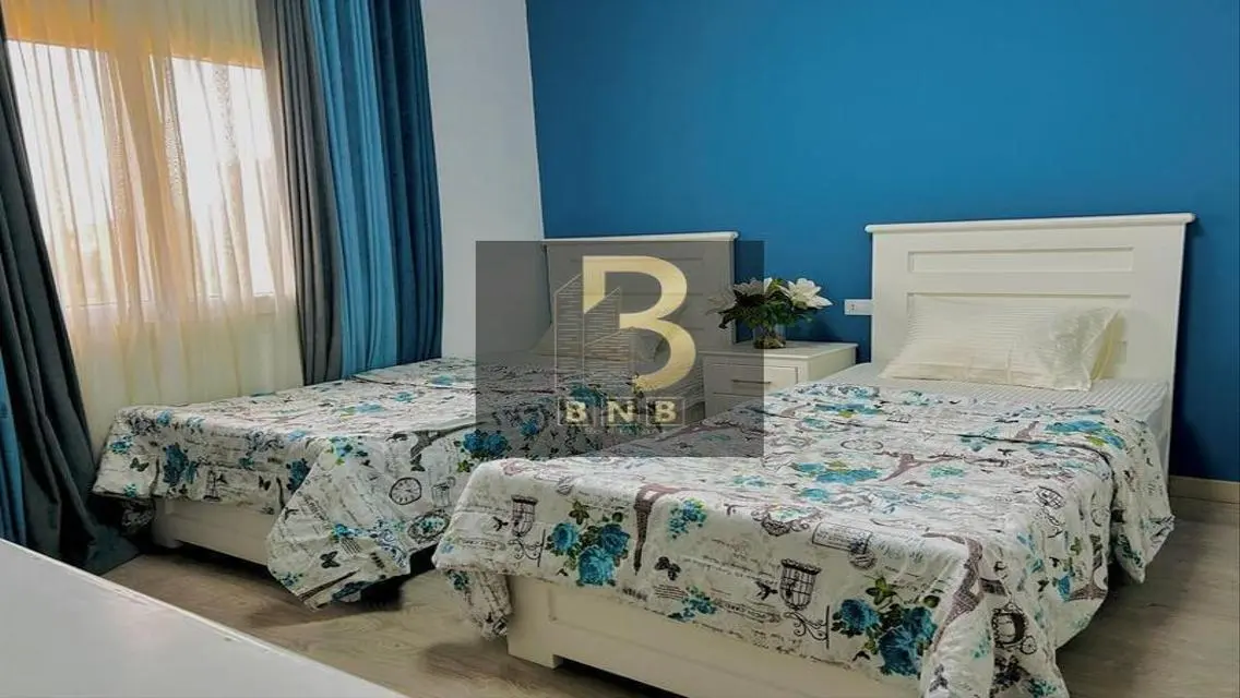 شقة فاخرة للبيع في المجمع السكني مع حديقة خاصة