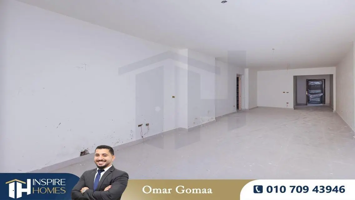 شقة للبيع بمساحة واسعة مع شرفة