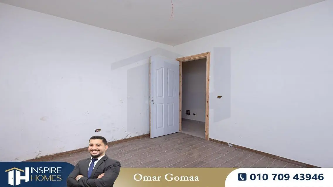 شقة للبيع بمساحة واسعة مع شرفة