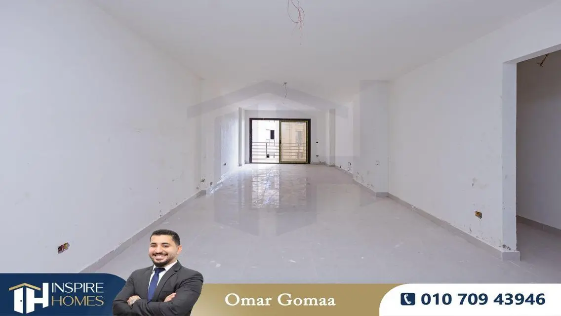 شقة للبيع بمساحة واسعة مع شرفة