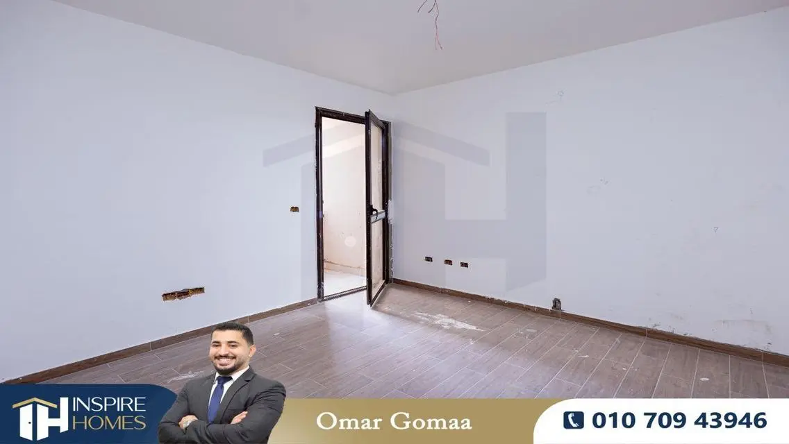 شقة للبيع بمساحة واسعة مع شرفة
