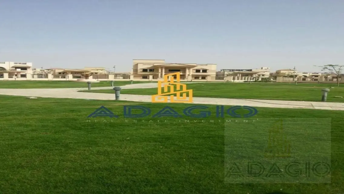 فيلا فاخرة للبيع بمساحة واسعة مع حديقة خاصة