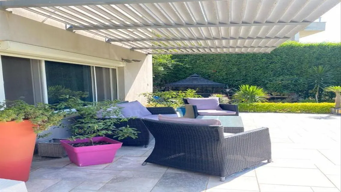 Luxury Villa with Spacious Grounds in Prime Location