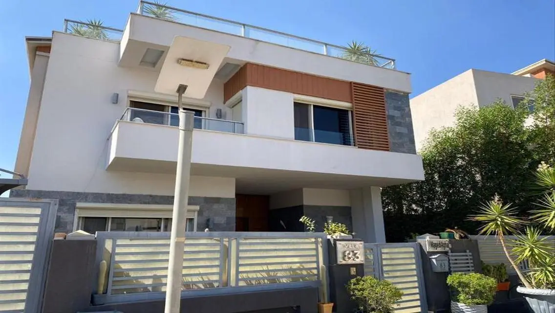 Luxury Villa with Spacious Grounds in Prime Location