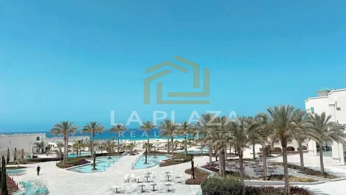 شقة فاخرة للبيع مع حديقة خاصة ومسبح