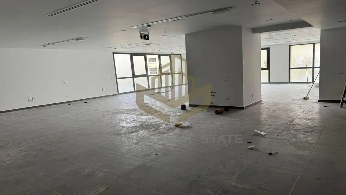 عقار تجاري ممتاز بمساحة 245 متر