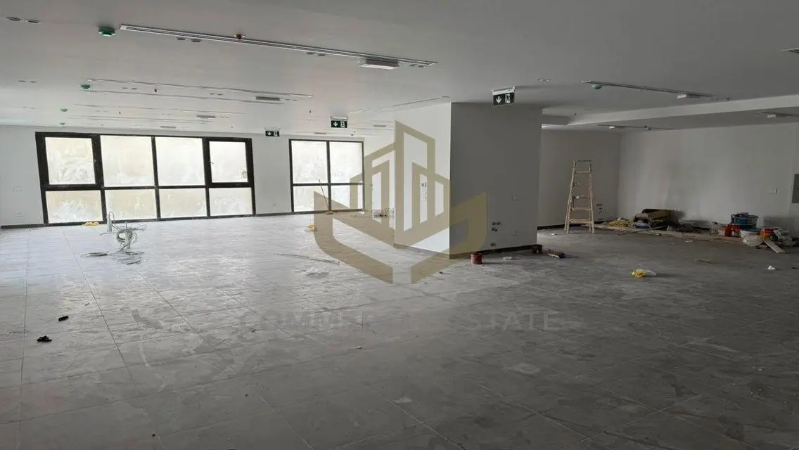 عقار تجاري ممتاز بمساحة 245 متر