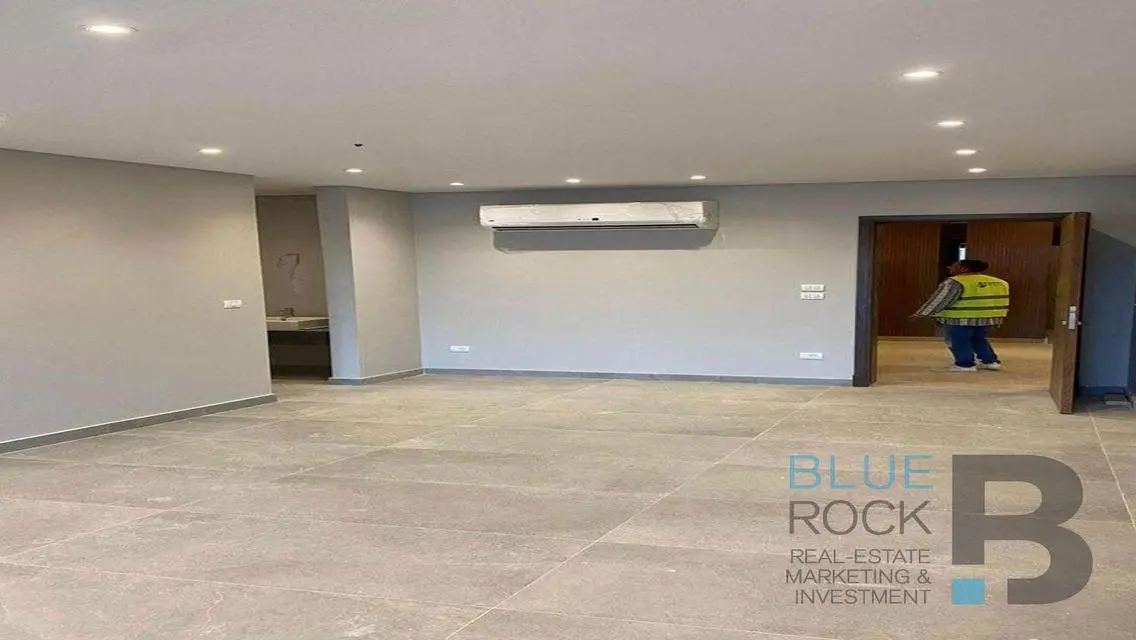 Luxury Apartment with 3 Bedrooms Overlooking Lakes