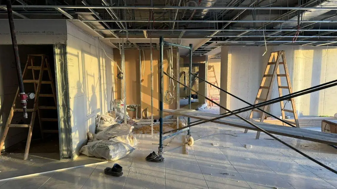 Commercial Property Available with 190 Square Meters in State 8